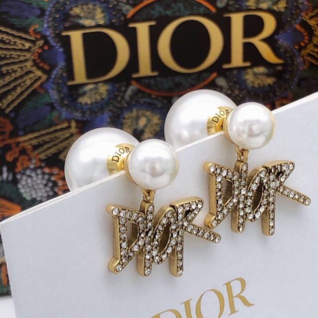 编号ded0123 Dior 绝对爆款 大小珍珠古铜 Cd耳钉 Zp一样材质 S925银针 Logo 清晰可见 一比一